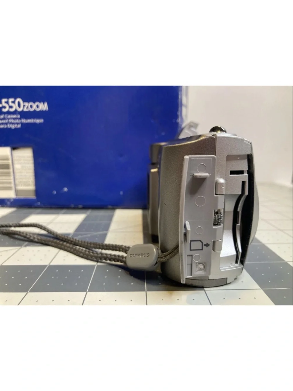 Olympus CAMEDIA D-550 Zoom 3.0MP Digital Camera Untested